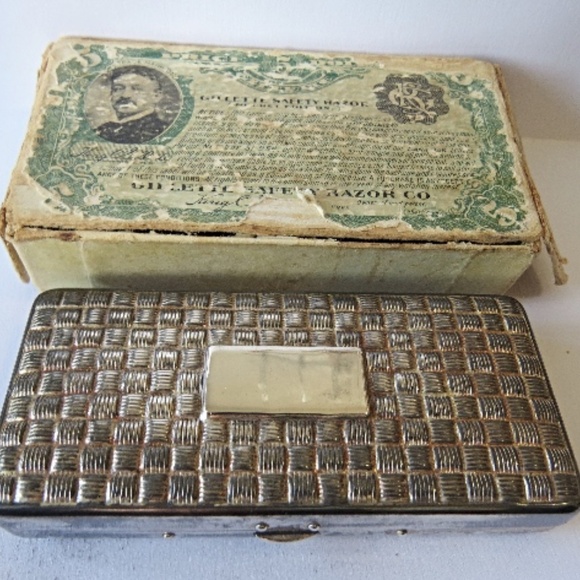 Antique Pocket Edition Gillette Razor in case - Picture 1 of 8